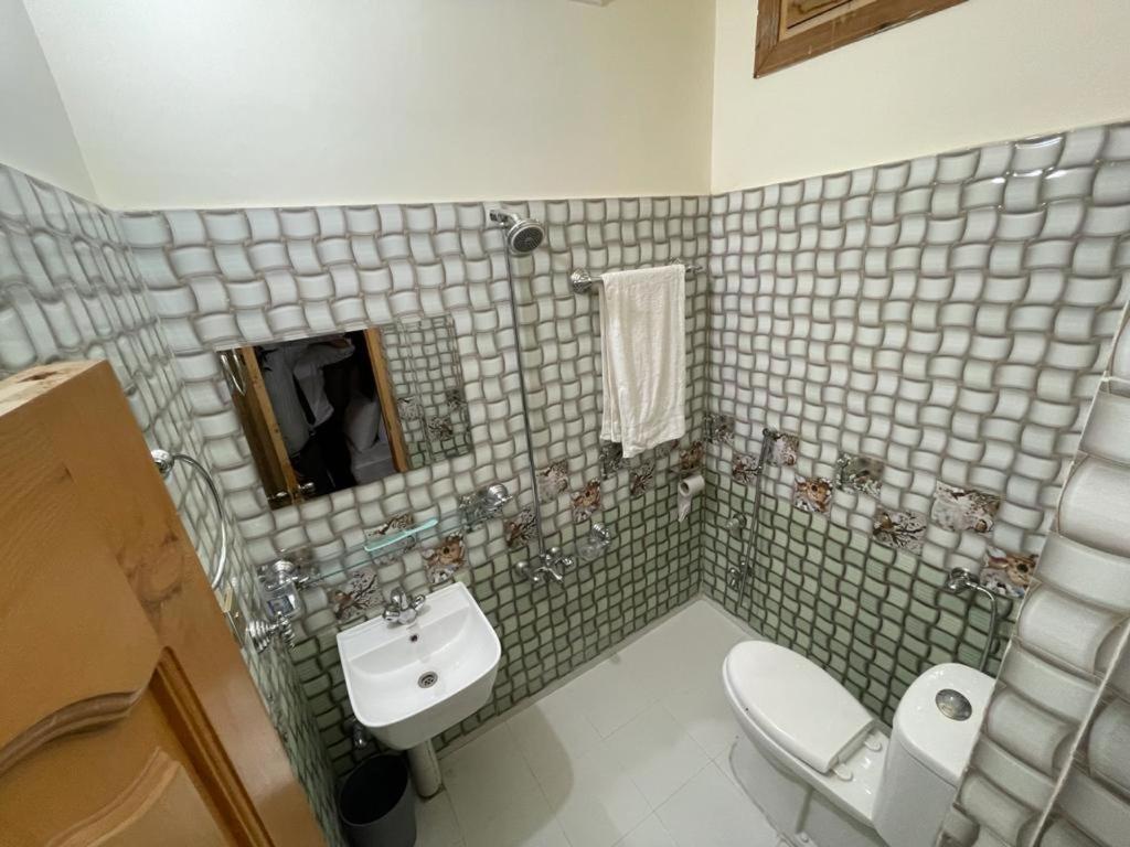 Shelton Rezidor Hotel Kumrat Road